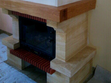 Foyer à bois Foyer 600, habillage pierre du Gard lisse avec briquette flambée et poutre chêne Philippe