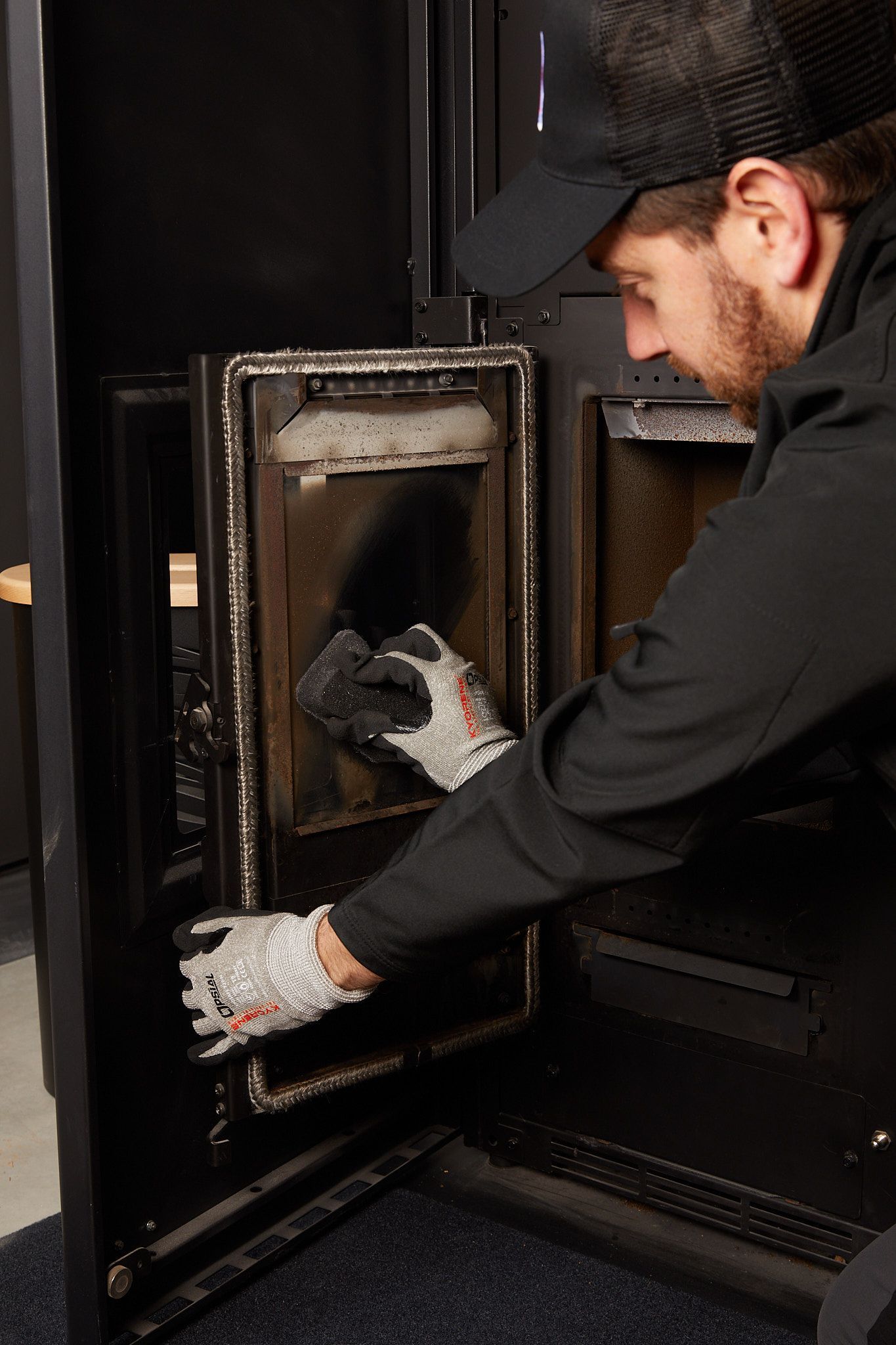étapes pour bien nettoyer la vitre de son insert ou de son poêle